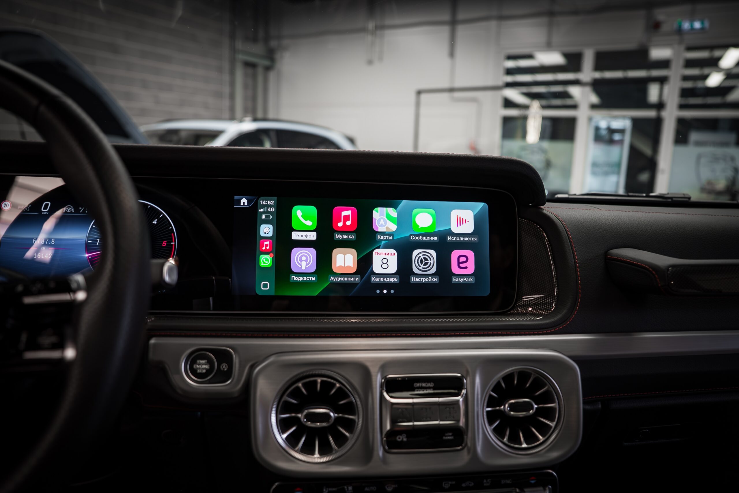 touchscreen van het dashboard in een auto, waarop binnenkort kan worden geadverteerd